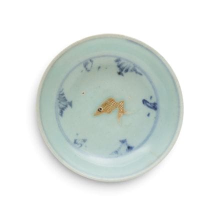 Chine, soucoupe « poisson » bleue et blanche et ro