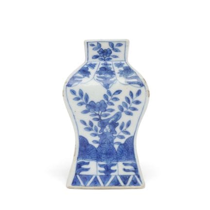 China, eine kleine blau-weiße Porzellanvase aus de