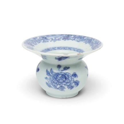 Chine, crachoir en porcelaine bleue et blanche, pé