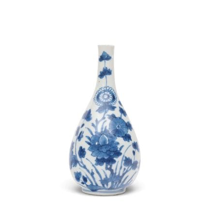 China, eine kleine blau-weiße Porzellanvase aus de