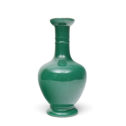 China, eine apfelgrüne Flasche mit Craquelé-Glasur