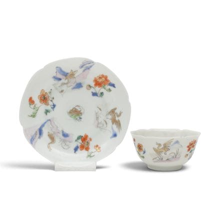 Chine, tasse et soucoupe en porcelaine « famille r