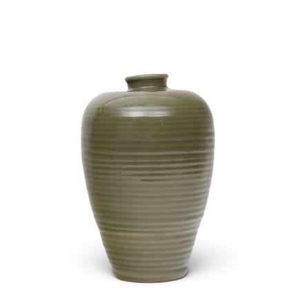 China, eine geriffelte Meiping-Vase mit Seladon-Gl