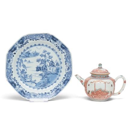 China, eine blau-weiße Teekanne mit Deckel im „Ams