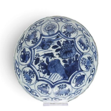 Chine, plat en « porcelaine craquelée » bleue et b