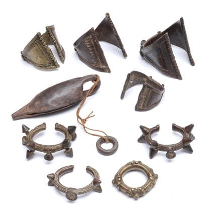 Una colección de pulseras y anillos de aleación de