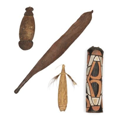 Papúa, Asmat, dos «bull roarers», ambos tallados c