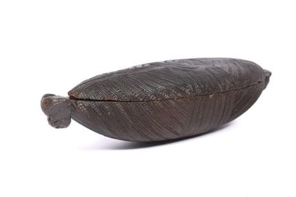 新西兰，毛利族，一件雕刻精美的带盖羽毛盒（wakahuia），18至19世纪。 ……两端饰有两尊风格