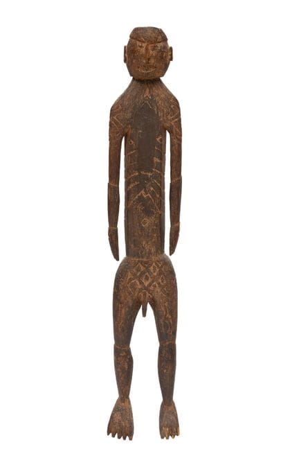 巴布亚，阿斯马特族，站立的男性祖先雕像，卡韦（kawe），躯干和大腿饰有浅浮雕纹样。（手臂已修复）高