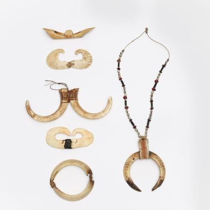 Papúa, Asmat: colección de diversos adornos, compu
