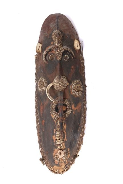 Guinea P.N., río Yuat, una máscara decorada con di