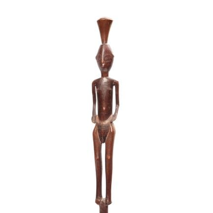 Angola, Luena, figura de una mujer de pie, con el 