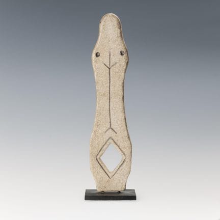 Inuit, strumento in osso-idolo. 18,2 cm. montato [