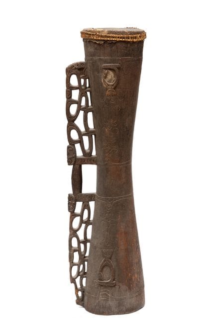 Papúa, Asmat, un tambor de gran tamaño, con el asa