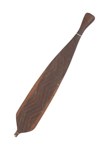 Lanzalanzas aborigen de madera. L. 76 cm. [1]
