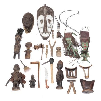 Una variada colección de objetos africanos de made