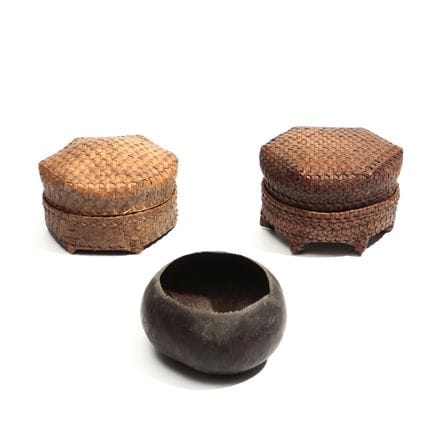 Indonesia, colección de cinco objetos diversos: do
