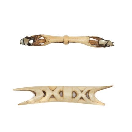 Papúa, Asmat, dos adornos nasales de hueso. Uno de