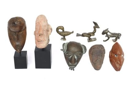 Colección de diversos objetos africanos: máscara d