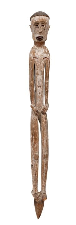 Papúa, Asmat, figura femenina de pie, brazos talla