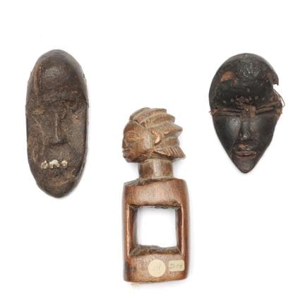 Una colección de tres objetos africanos, compuesta