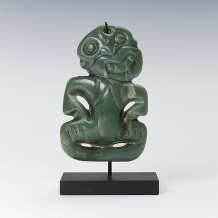 Amuleto tiki maorí de nefrita. L. 10,5 cm. Procede