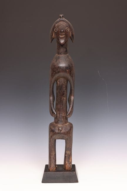 Nigeria, figura de Mumuye de pie, con pigmentos. P