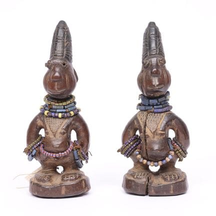 尼日利亚，约鲁巴族，一对双生雕像（伊贝吉），配有雕刻的三角形护身符、串珠装饰和嵌入的金属眼睛。高26