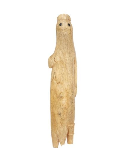 Alaska, inuit, amuleto ritual de hueso; a lo largo