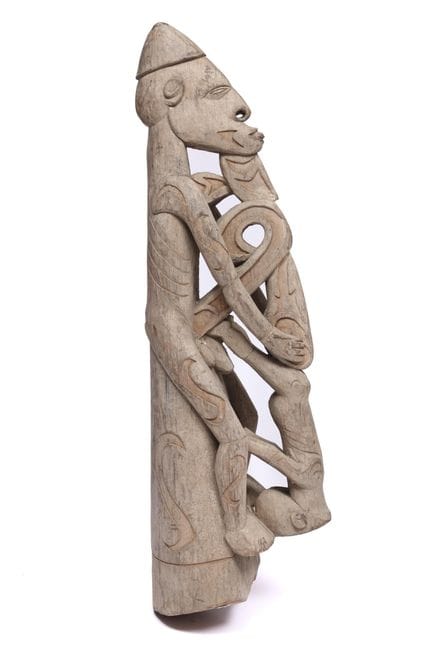 Papua, Asmat, una prua che raffigura una figura an