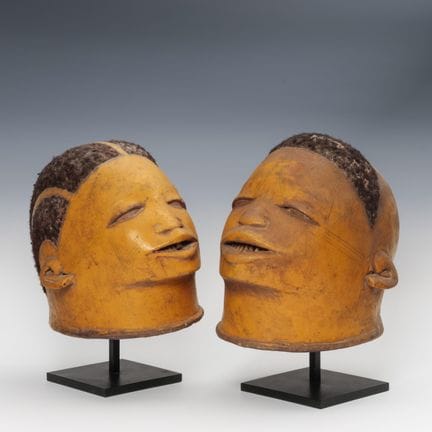 Tanzania, Makonde, dos máscaras tipo casco con imp