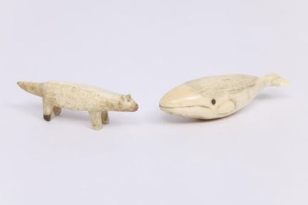 Alaska, dos amuletos de marfil marino: una ballena