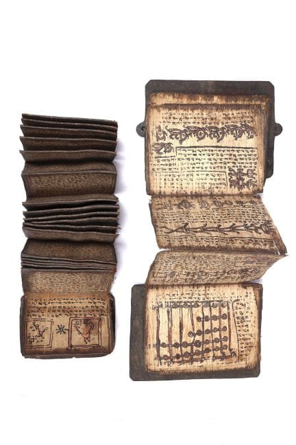 苏门答腊，托巴巴塔克族，一本祭司书（pustaha），19世纪或更早，为折叠式书籍，正文间夹有数幅红