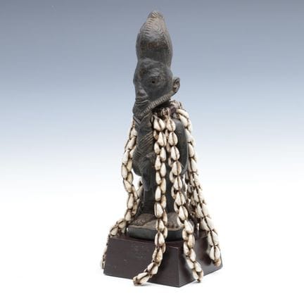 Nigeria, yoruba, figura de pie de Eshu, sosteniend
