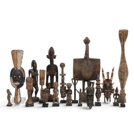 Una amplia colección de diversas figuras, máscaras