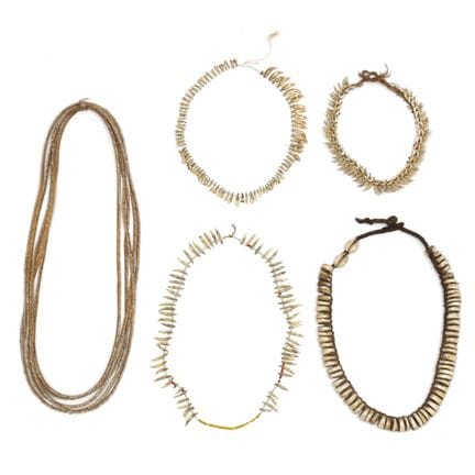 Guinea-Bissau, una colección de cinco collares dif