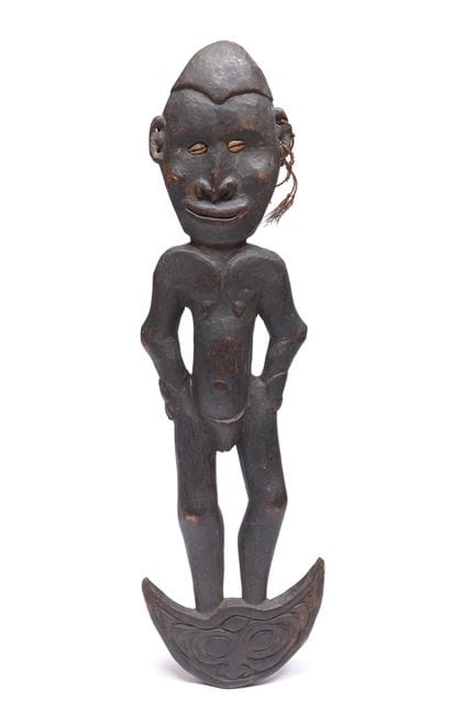 P.N. Guinea, Iatmul - Sawos, figura con gancio di 