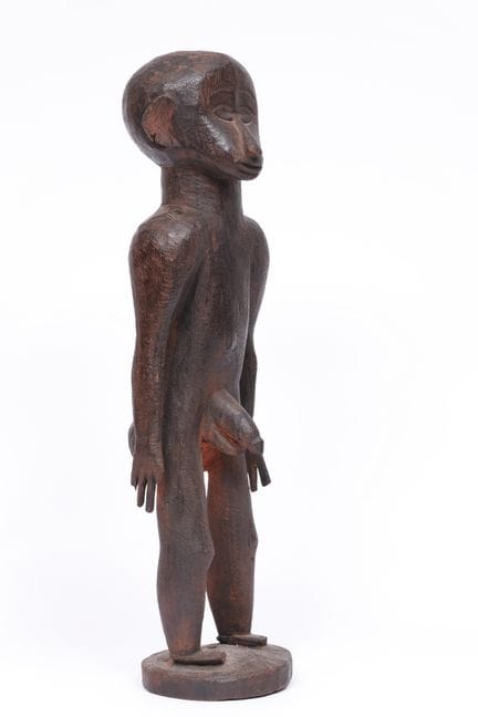 Melanesia, figura masculina de pie con los brazos 