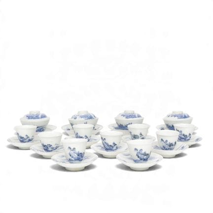 Japon, deux services de tasses et soucoupes en por