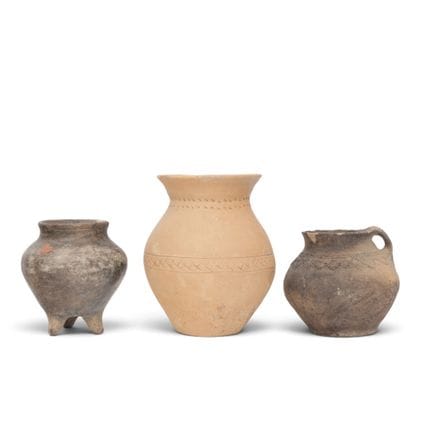 Chine, trois jarres en poterie différentes, périod