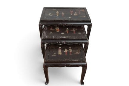 Chine, ensemble de trois tables gigognes laquées d