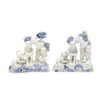 Japon, paire de groupes de « singes » en porcelain