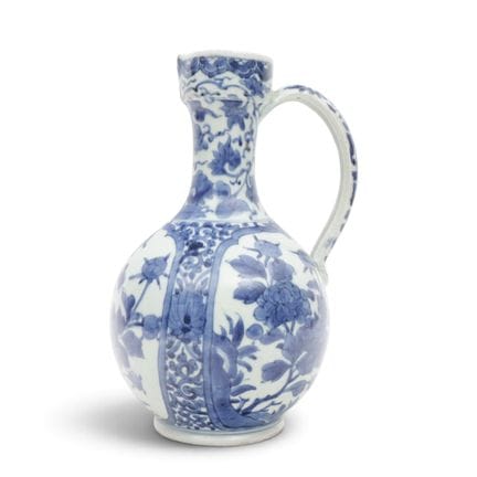 Japon, cruche en porcelaine bleue et blanche d'Ari