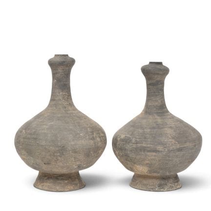 Chine, deux vases en poterie grise en forme de têt