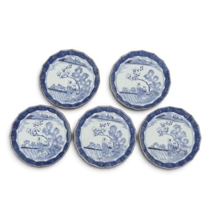 Japon, ensemble de cinq assiettes en porcelaine bl