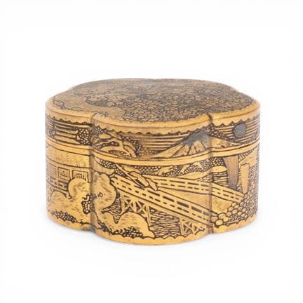 Japon, boîte lobée en bronze doré, période Meiji (