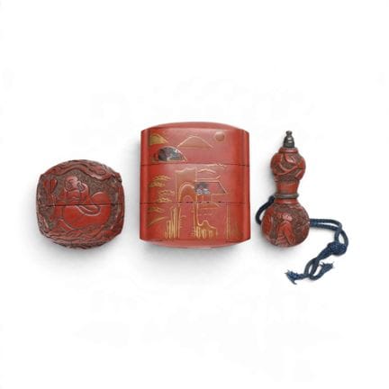 Japon, un inro en laque rouge, un manju et un ojim