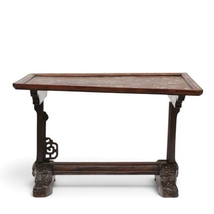 Chine, table basse incrustée de nacre, portant une