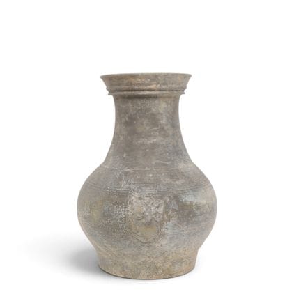 Chine, vase en forme de « hu » en poterie grise, d
