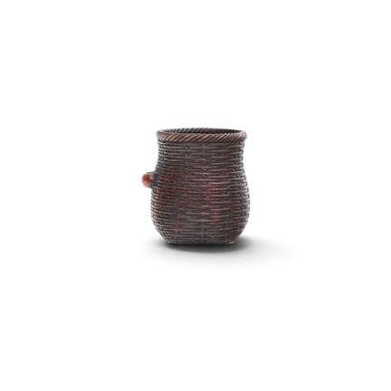 Japon, netsuke en bois de cerf en forme de panier 